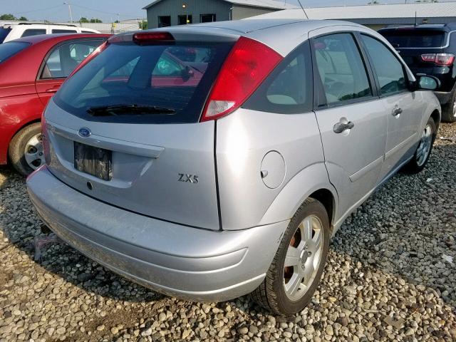 3FAFP37344R104008 - 2004 FORD FOCUS ZX5 SILVER photo 4