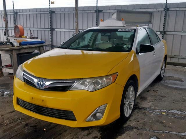 4T1BD1FKXCU061165 - 2012 TOYOTA CAMRY HYBR TWO TONE photo 2