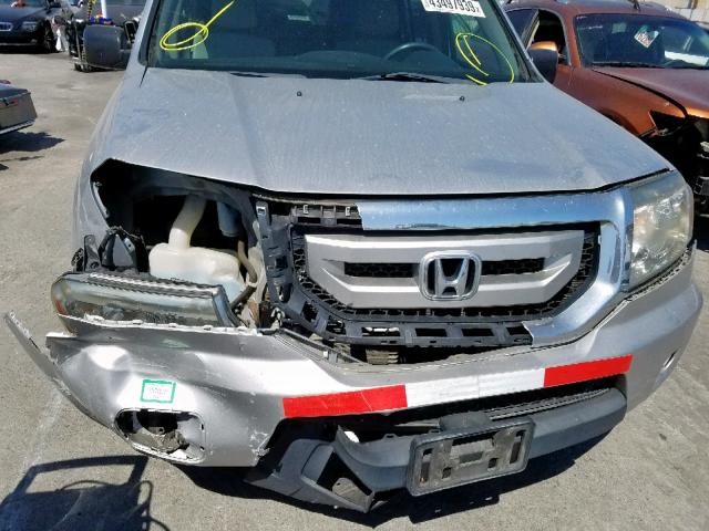 5FNYF4H23BB001338 - 2011 HONDA PILOT LX SILVER photo 9