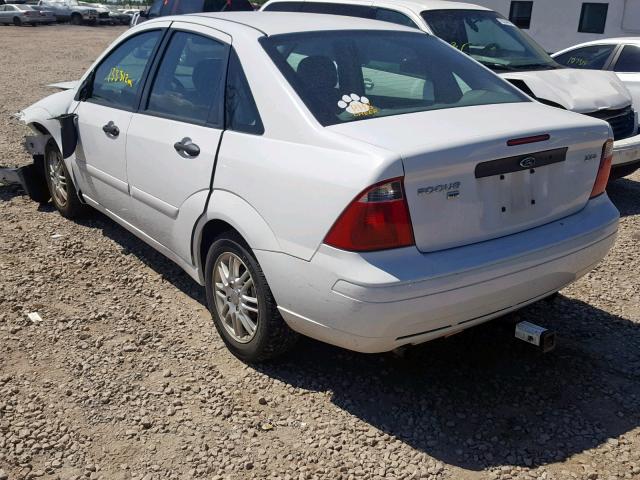 1FAFP34N35W296087 - 2005 FORD FOCUS ZX4 WHITE photo 3