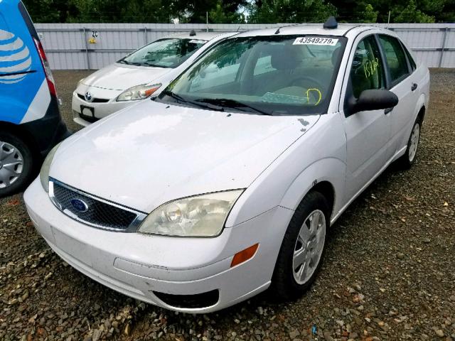 1FAHP34NX7W331011 - 2007 FORD FOCUS ZX4 WHITE photo 2