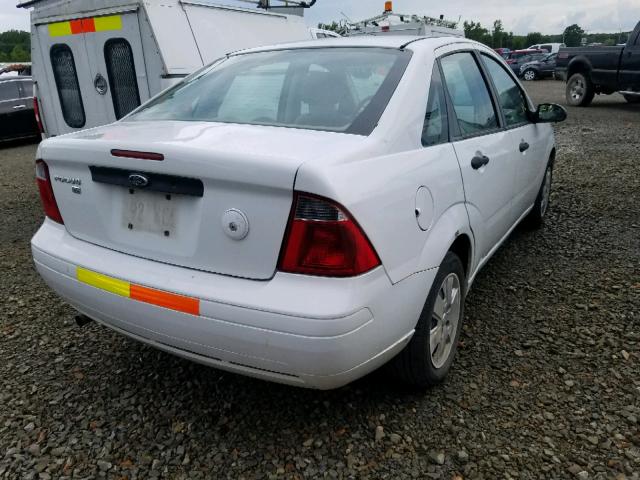 1FAHP34NX7W331011 - 2007 FORD FOCUS ZX4 WHITE photo 4