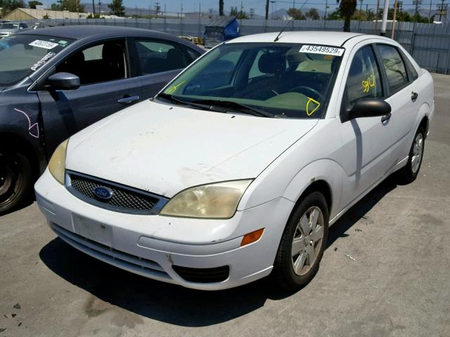 1FAHP34N07W359609 - 2007 FORD FOCUS ZX4 WHITE photo 2