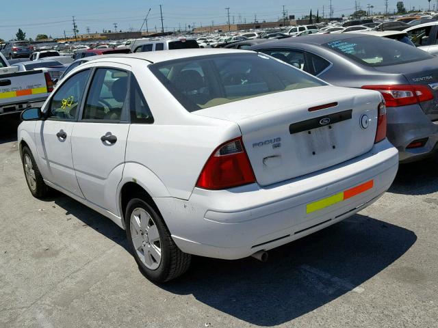 1FAHP34N07W359609 - 2007 FORD FOCUS ZX4 WHITE photo 3