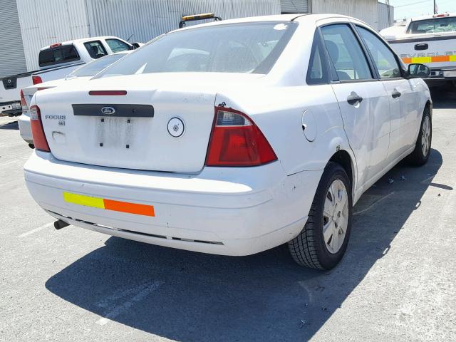 1FAHP34N07W359609 - 2007 FORD FOCUS ZX4 WHITE photo 4