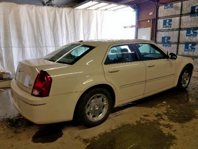 2C3KA53GX6H539035 - 2006 CHRYSLER 300 TOURIN WHITE photo 4