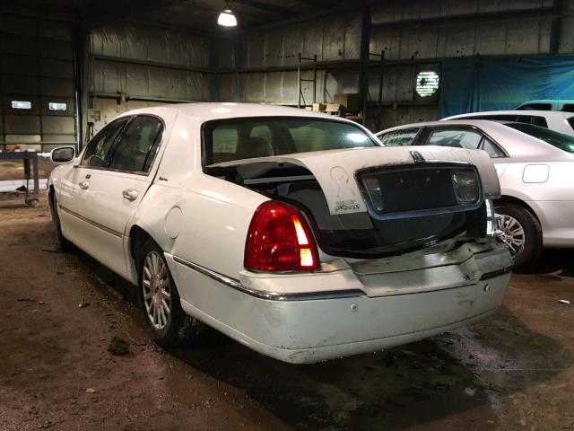 1LNHM82W43Y647526 - 2003 LINCOLN TOWN CAR S WHITE photo 3