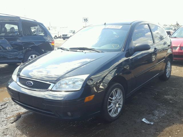 1FAFP31N77W226468 - 2007 FORD FOCUS ZX3 BLACK photo 2