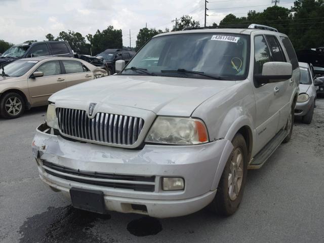 5LMFU27555LJ00394 - 2005 LINCOLN NAVIGATOR WHITE photo 2