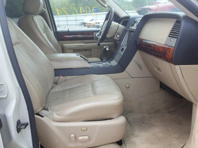 5LMFU27555LJ00394 - 2005 LINCOLN NAVIGATOR WHITE photo 5