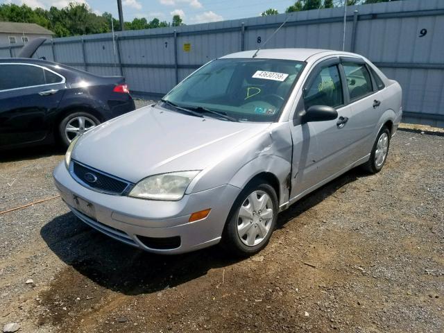 1FAFP34N95W232846 - 2005 FORD FOCUS ZX4 SILVER photo 2