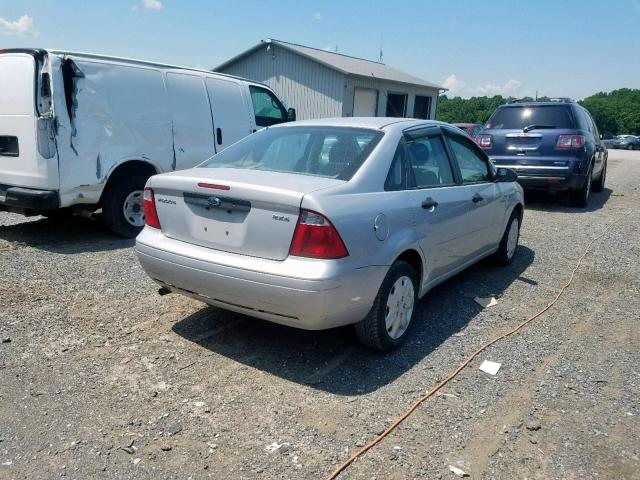 1FAFP34N95W232846 - 2005 FORD FOCUS ZX4 SILVER photo 4