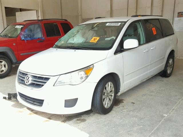 2C4RVABG9ER134334 - 2014 VOLKSWAGEN ROUTAN SE WHITE photo 2