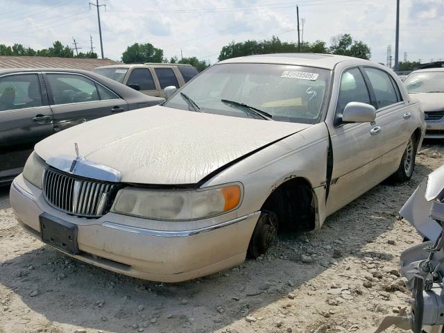 1LNHM83W5XY690907 - 1999 LINCOLN TOWN CAR C WHITE photo 2