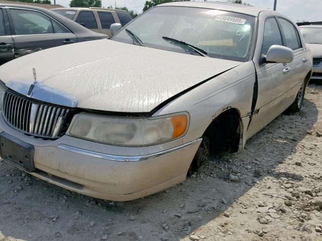 1LNHM83W5XY690907 - 1999 LINCOLN TOWN CAR C WHITE photo 9