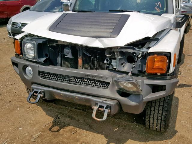 5GTDN13E678139196 - 2007 HUMMER H3 WHITE photo 9