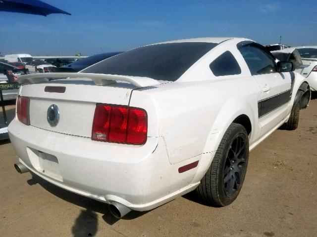 1ZVHT82HX65138262 - 2006 FORD MUSTANG GT WHITE photo 4