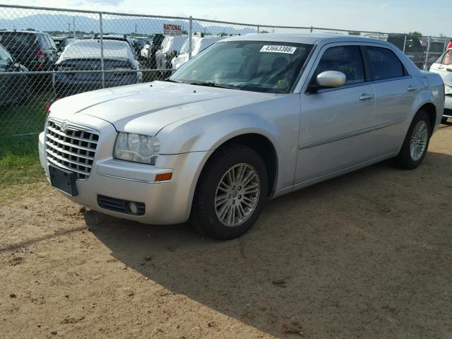 2C3KA53V89H632154 - 2009 CHRYSLER 300 TOURIN SILVER photo 2