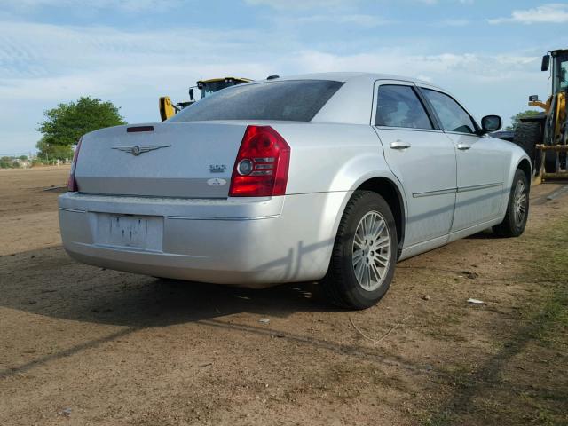 2C3KA53V89H632154 - 2009 CHRYSLER 300 TOURIN SILVER photo 4