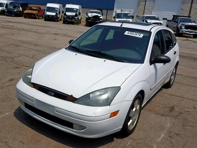 3FAFP37353R189438 - 2003 FORD FOCUS ZX5 WHITE photo 2