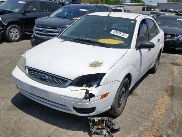 1FAFP34N55W174895 - 2005 FORD FOCUS ZX4 WHITE photo 2