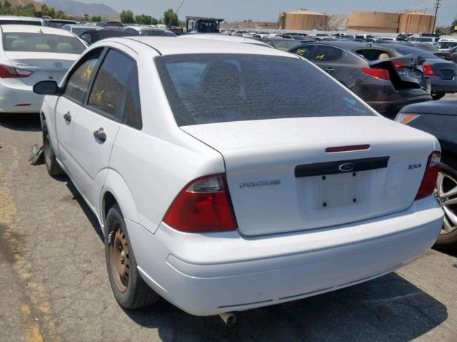 1FAFP34N55W174895 - 2005 FORD FOCUS ZX4 WHITE photo 3