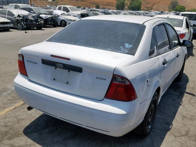 1FAFP34N55W174895 - 2005 FORD FOCUS ZX4 WHITE photo 4