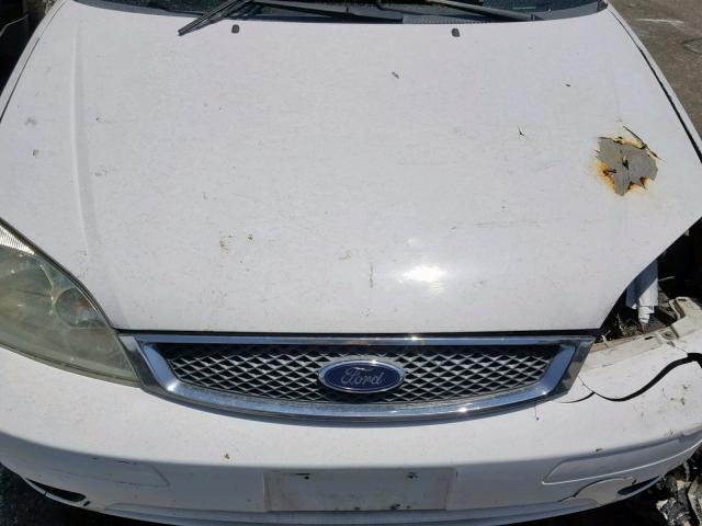 1FAFP34N55W174895 - 2005 FORD FOCUS ZX4 WHITE photo 7