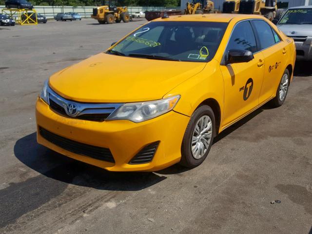 4T1BD1FK1EU100406 - 2014 TOYOTA CAMRY HYBR YELLOW photo 2