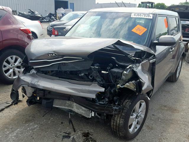 KNDJN2A24J7609635 - 2018 KIA SOUL GRAY photo 2