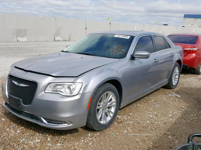 2C3CCAAG5HH591010 - 2017 CHRYSLER 300 LIMITE SILVER photo 2