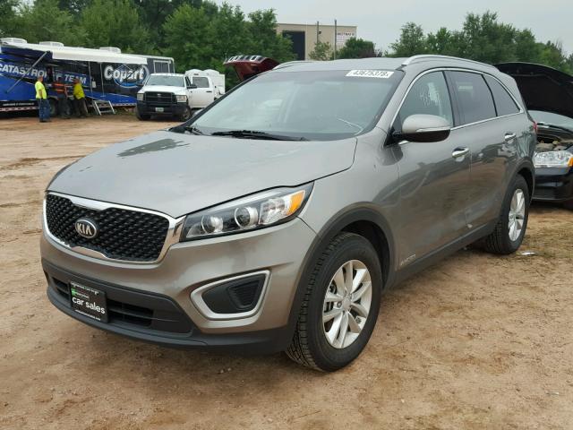 5XYPGDA59HG272581 - 2017 KIA SORENTO LX GRAY photo 2