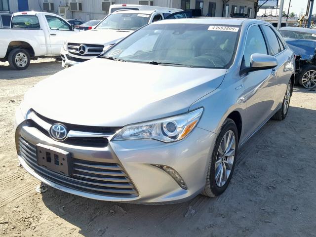 4T1BD1FK5HU216390 - 2017 TOYOTA CAMRY HYBR SILVER photo 2