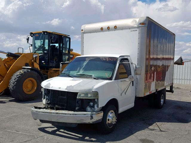 1GBJG31U041162721 - 2004 CHEVROLET 3500 WHITE photo 2