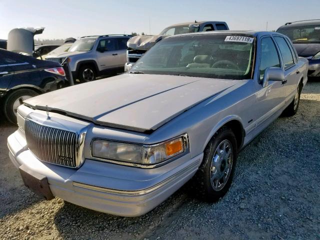 1LNLM83W1VY738510 - 1997 LINCOLN TOWN CAR C SILVER photo 2