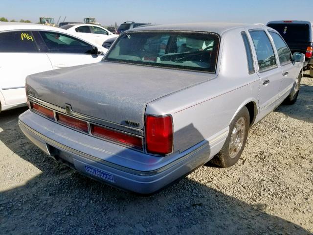 1LNLM83W1VY738510 - 1997 LINCOLN TOWN CAR C SILVER photo 4