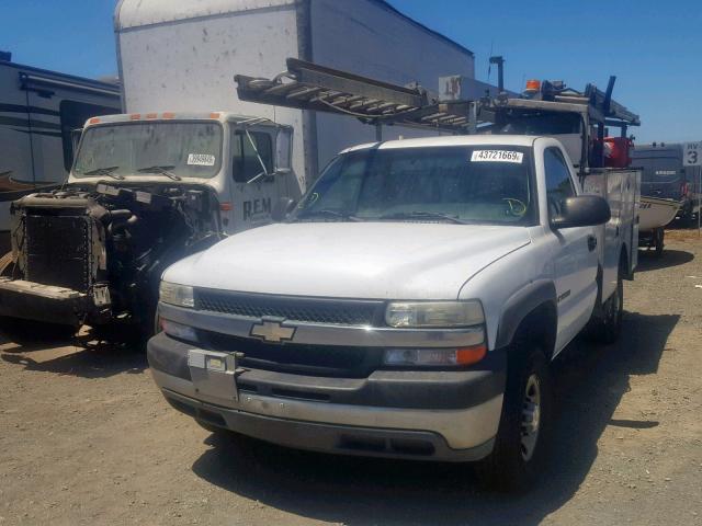 1GBHC24U32E103829 - 2002 CHEVROLET SILVERADO WHITE photo 2