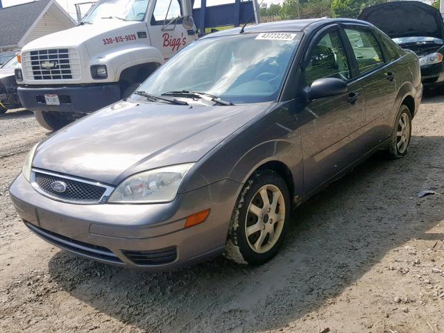 1FAFP34N15W202840 - 2005 FORD FOCUS ZX4 GRAY photo 2