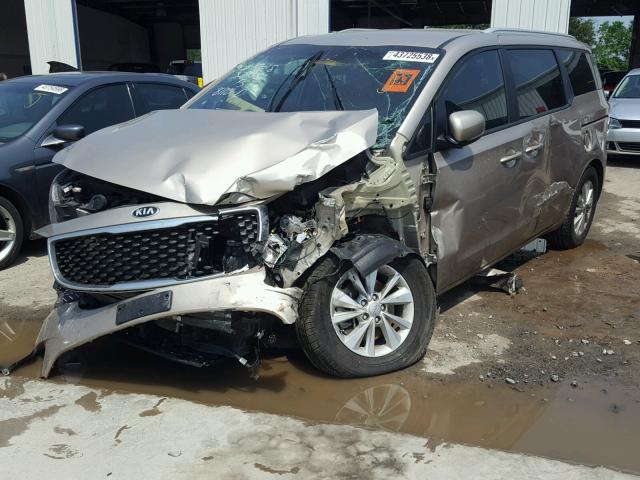 KNDMB5C10G6102631 - 2016 KIA SEDONA LX GOLD photo 2