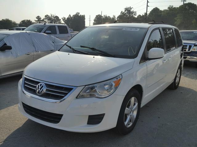 2V4RW3DG3BR717201 - 2011 VOLKSWAGEN ROUTAN SE WHITE photo 2