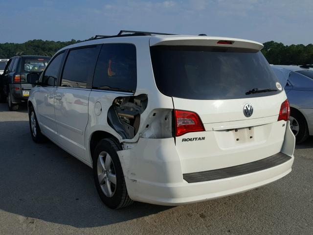 2V4RW3DG3BR717201 - 2011 VOLKSWAGEN ROUTAN SE WHITE photo 3