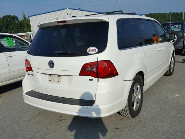 2V4RW3DG3BR717201 - 2011 VOLKSWAGEN ROUTAN SE WHITE photo 4