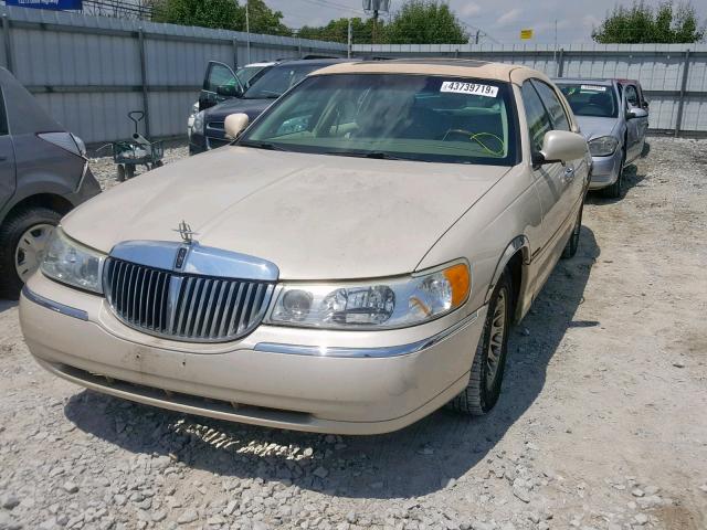 1LNHM83W32Y649877 - 2002 LINCOLN TOWN CAR C BEIGE photo 2