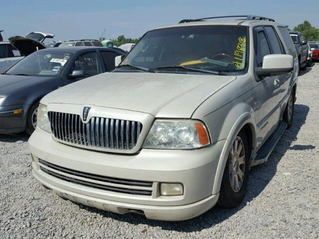 5LMFU27525LJ04810 - 2005 LINCOLN NAVIGATOR WHITE photo 2