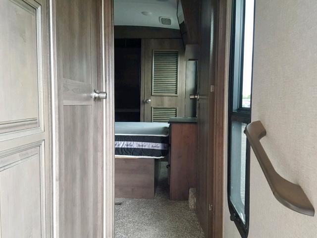 4YDF37921J4703838 - 2018 KEYSTONE MONTANA BEIGE photo 5