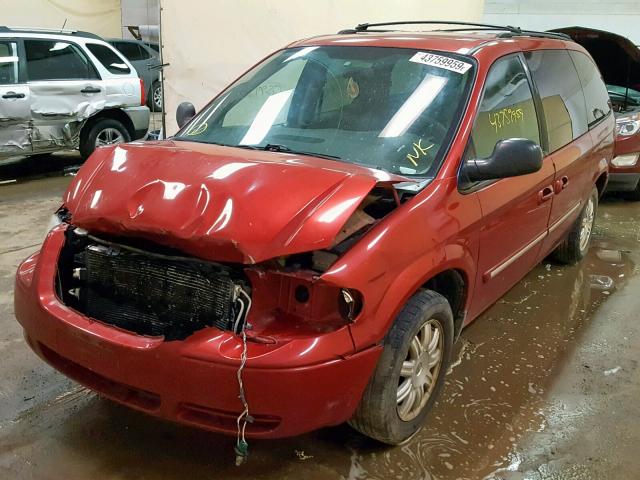 2A8GP54L56R743286 - 2006 CHRYSLER TOWN & COU RED photo 2