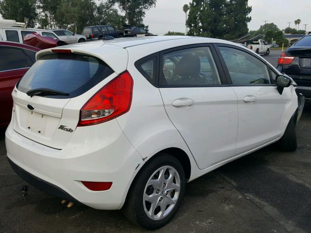 3FADP4EJ5DM137255 - 2013 FORD FIESTA SE WHITE photo 4