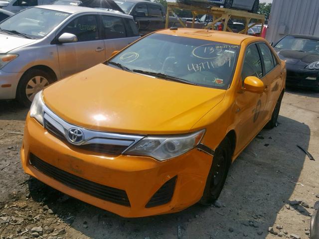 4T1BD1FK4DU077959 - 2013 TOYOTA CAMRY HYBR YELLOW photo 2