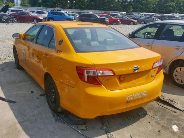 4T1BD1FK4DU077959 - 2013 TOYOTA CAMRY HYBR YELLOW photo 3