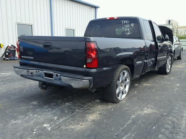 0K00013303808 - 2005 GMC NEW SIERRA BLACK photo 4